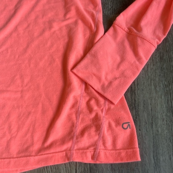 GapFit Women’s Bright Coral Long Sleeve Tee with thumb holes, size medium - Picture 2 of 8